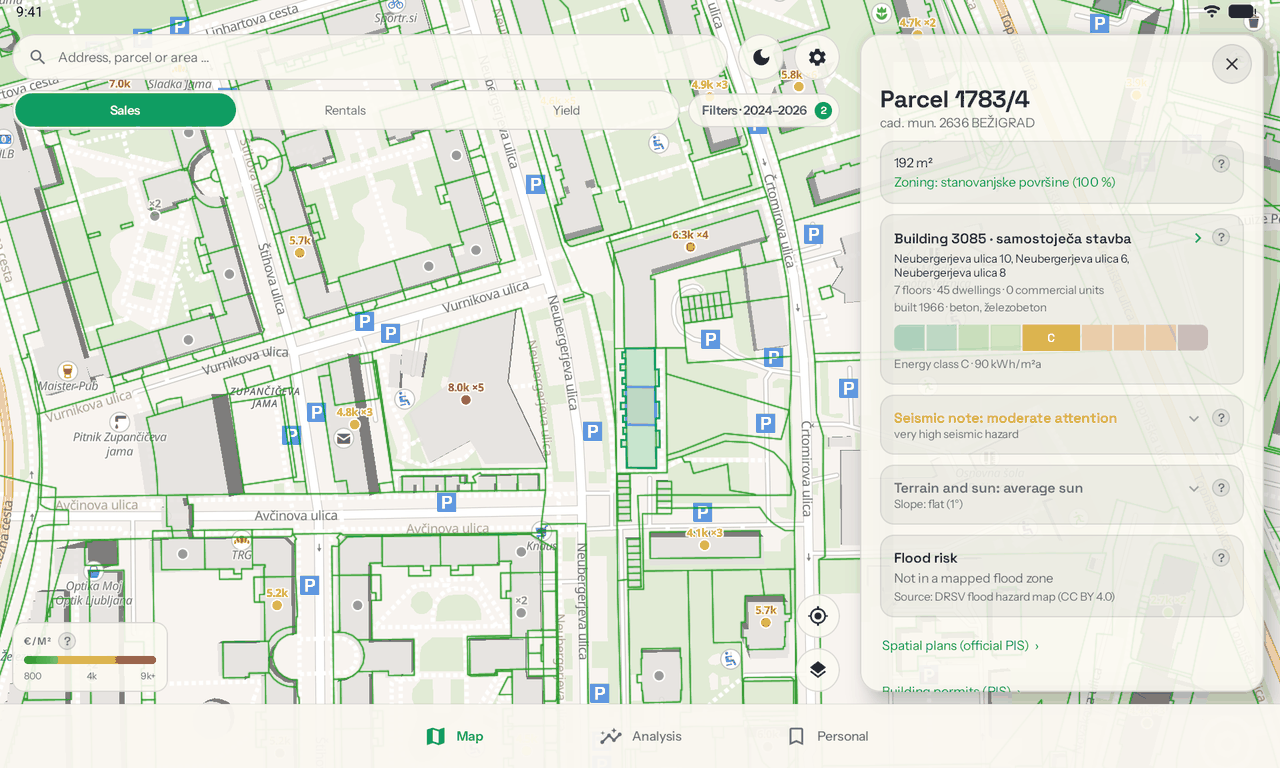 Cenilko on a tablet in landscape: the price map on the left with a full parcel and building report open in a pane on the right
